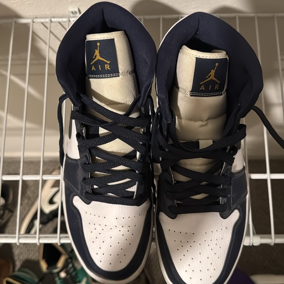 Nike Air Jordan 1 Mid Shoes - Picture 5 of 10